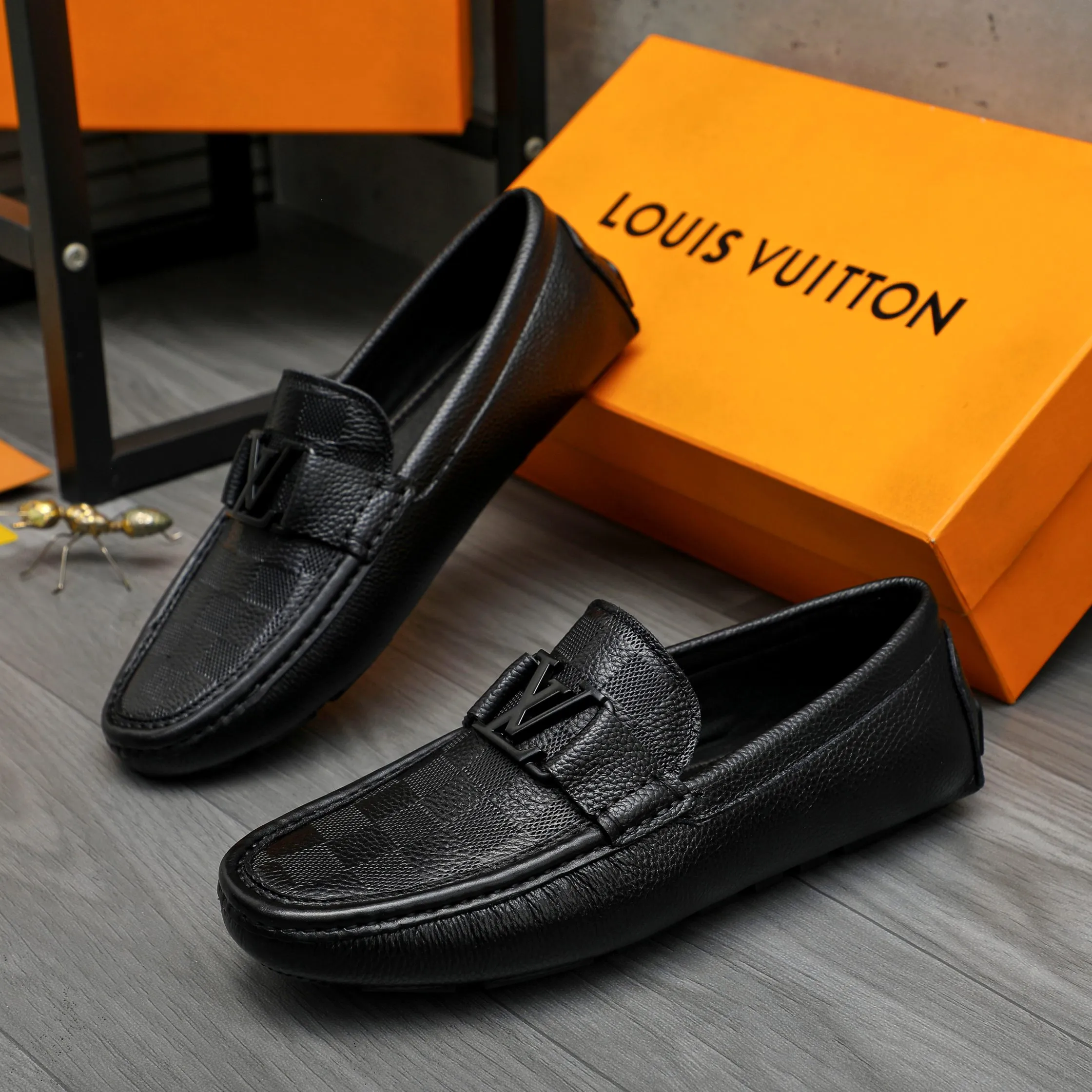 Men's shoes 💰p420 Product trademark: LV (Louis Vuitton) casual slip-on men's shoes Regular size: 38-44 Product material: Selected pebbled checkered cowhide upper, sheepskin lining, rubber outsole